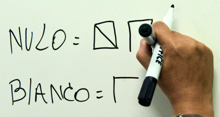 ¿Cuál es la diferencia entre votar blanco y votar nulo en Chile? ¿Beneficia a algún candidato?