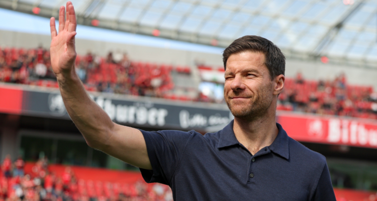 Xabi Alonso es sondeado por Real Madrid y Manchester United.