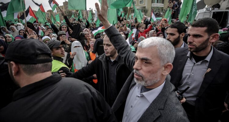 Imagen de archivo de 2018 de Yahya Al Sinwar junto a sus seguidores de Hamás en Gaza