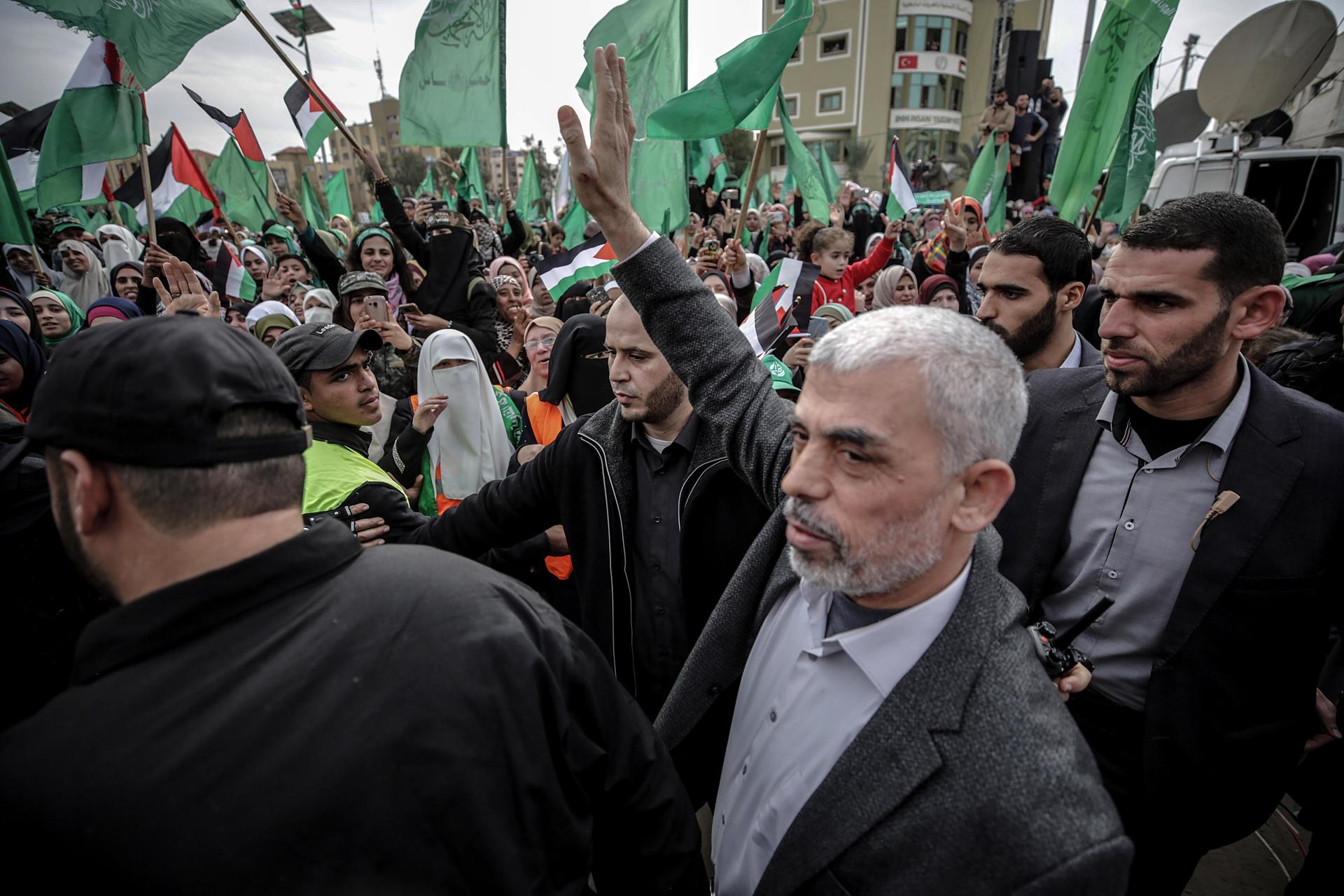 Imagen de archivo de 2018 de Yahya Al Sinwar junto a sus seguidores de Hamás en Gaza