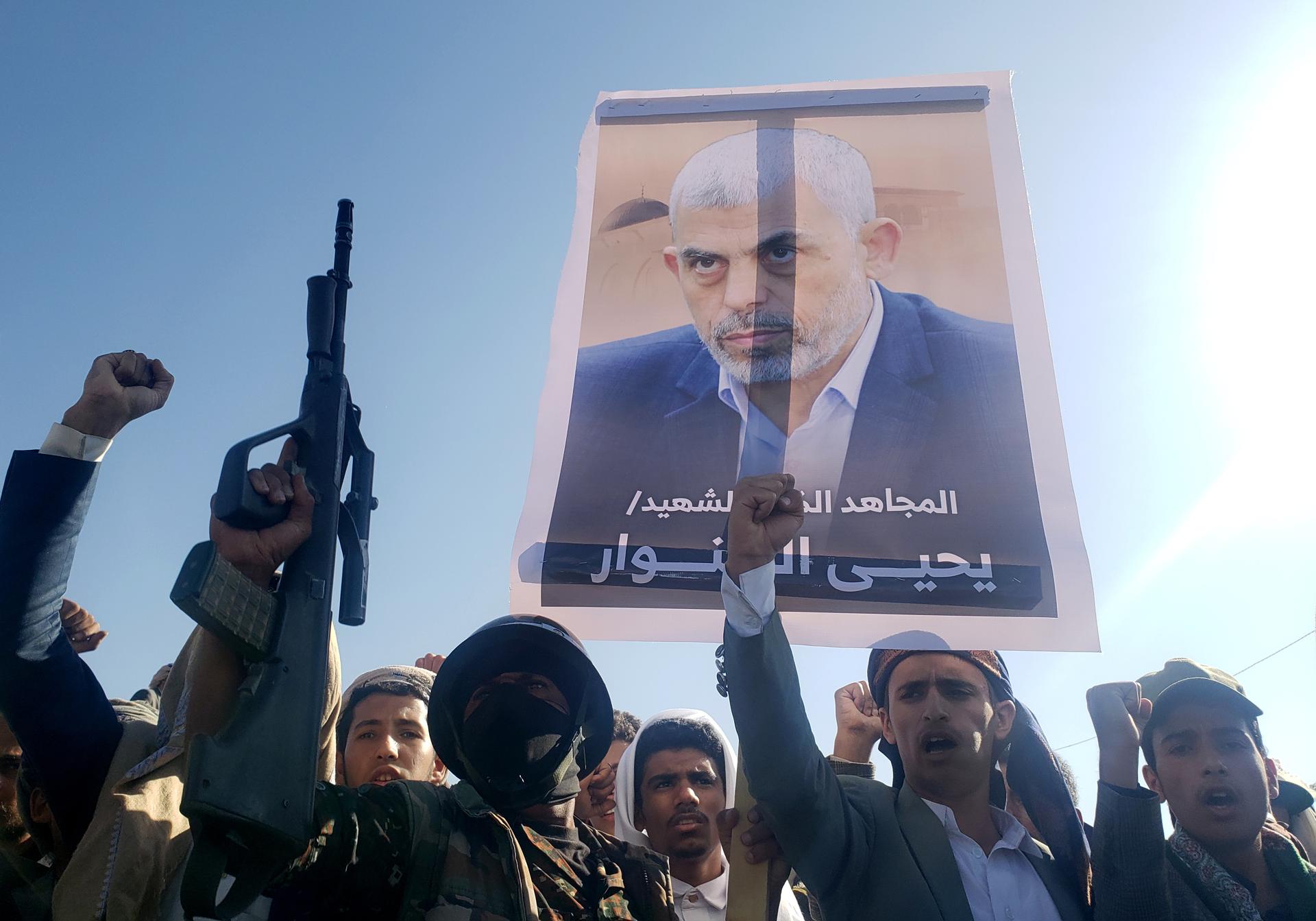 Hutíes muestran su apoyo al difunto líder de Hamás, Yahya Sinwar, durante una manifestación en Yemen
