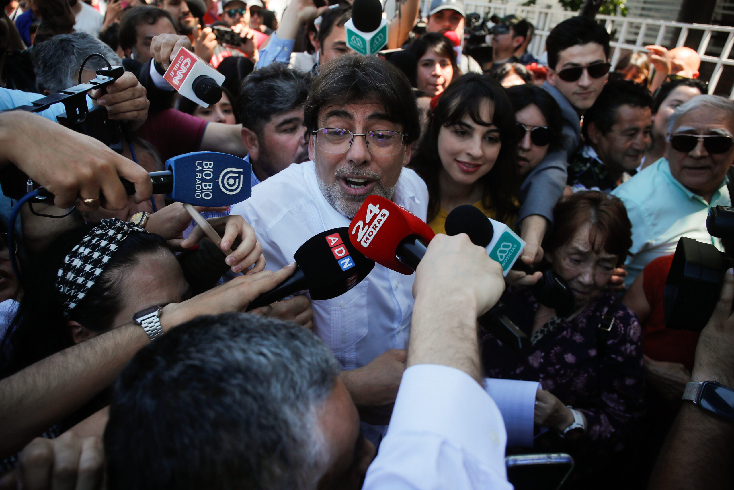 Daniel Jadue ante la prensa rodeado de micrófonos