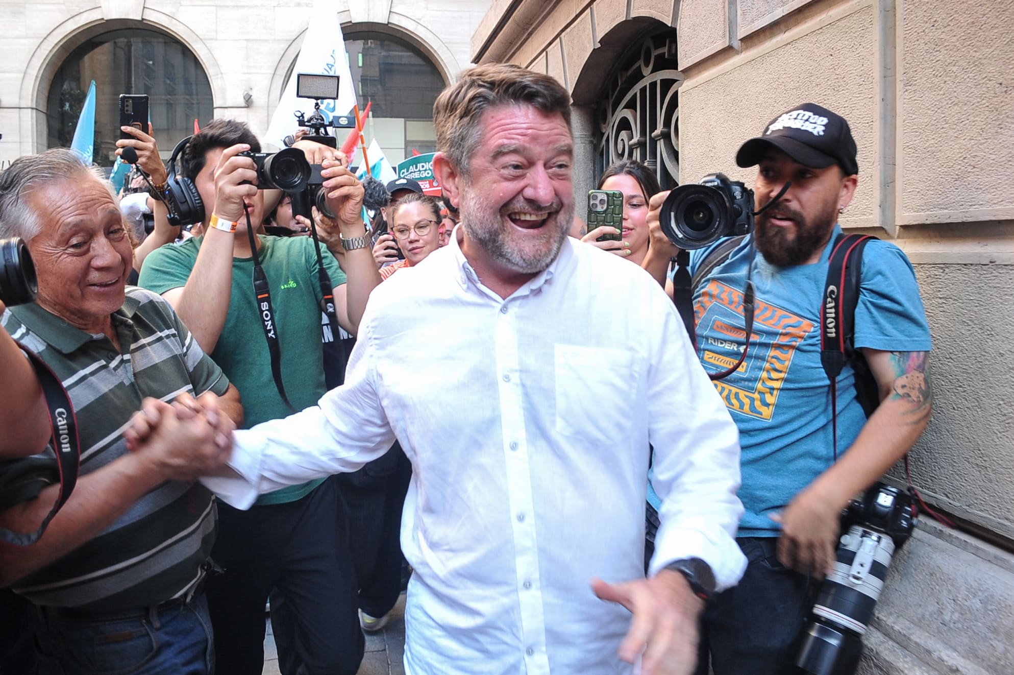 Claudio Orrego sonriendo.