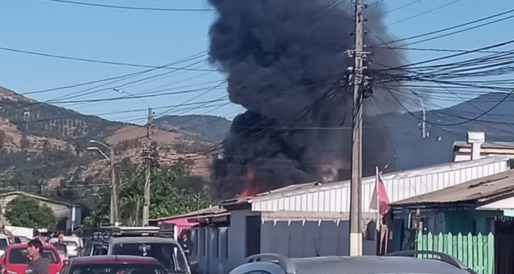 Incendio estructural afecta a casa en Quillota: hay peligro de propagación