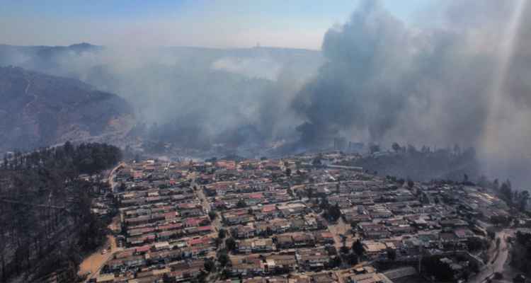 Detienen a 4 sujetos que estarían involucrados en megaincendio de Valparaíso: dos trabajan en Conaf