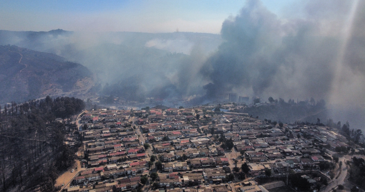 Detienen a 4 sujetos que estarían involucrados en megaincendio de Valparaíso: dos trabajan en Conaf