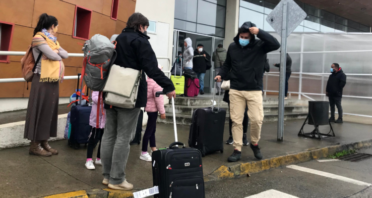 Personas frente a Aeródromo Pichoy por mantención de pista