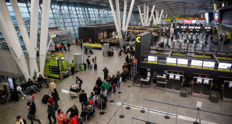 En la imagen, el Aeropuerto de Santiago. Trabajadores de DGAC confirman “ralentización indefinida” en aeropuertos: comenzará este viernes
