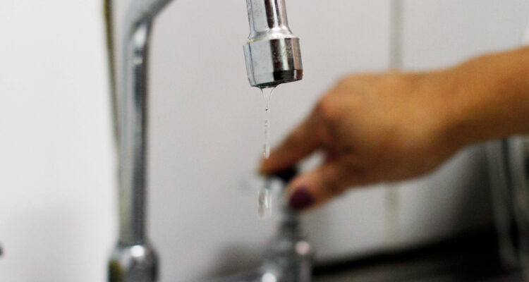 Confirman alza de tarifa que cobra Aguas Andinas a hogares de la RM: será a partir de abril de 2025