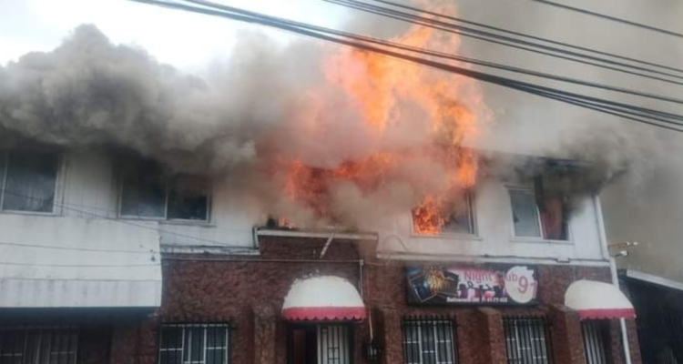 Voraz incendio consume por completo local nocturno en Lota: hay un lesionado