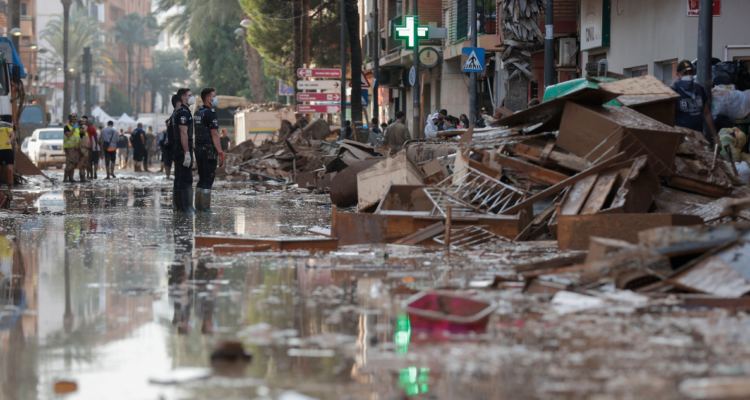 Autoridades españolas contabilizan al menos 89 desaparecidos activos por la DANA en Valencia