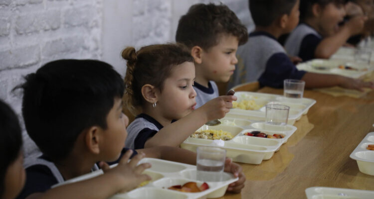 Presupuesto deja sin alimentos junaeb a las fundaciones infantiles