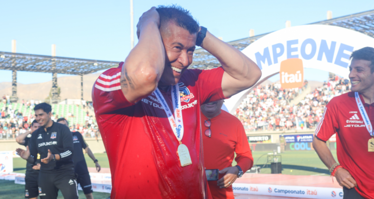 “Queríamos una final”: la “cargada” que Almirón dedicó a La U tras coronarse con Colo Colo en Chile