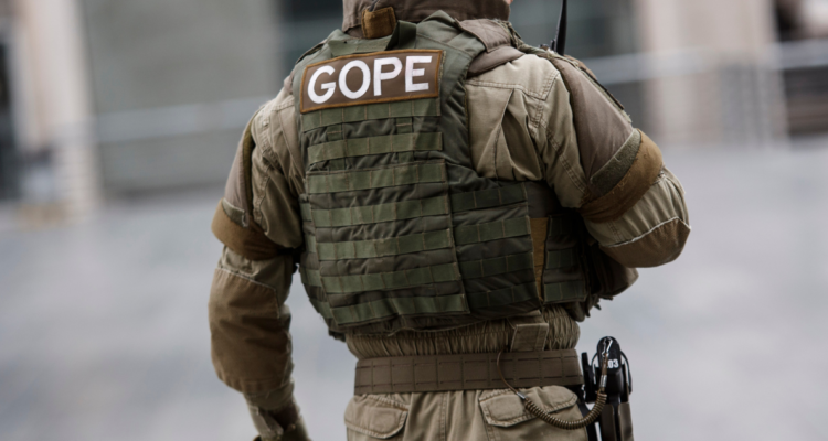 alumna con granada de gas en chimbarongo