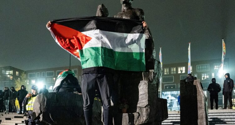 Al menos 62 detenidos en Ámsterdam en enfrentamientos entre manifestantes e hinchas israelíes