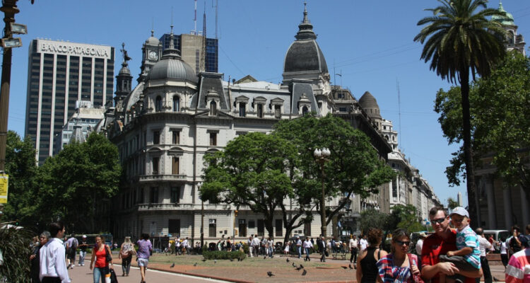 La inflación le da un leve respiro a Argentina al bajar a 193% interanual