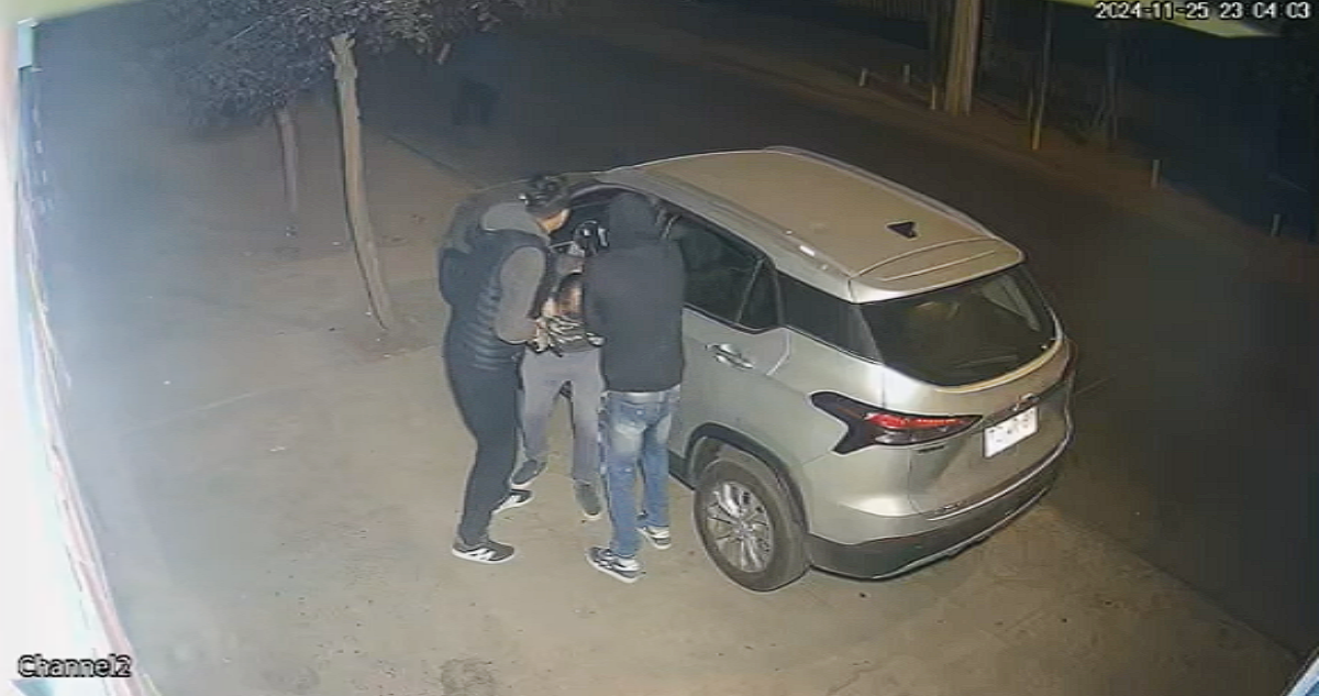 Padre y su hijo sufren violento robo de su automóvil en Quinta Normal