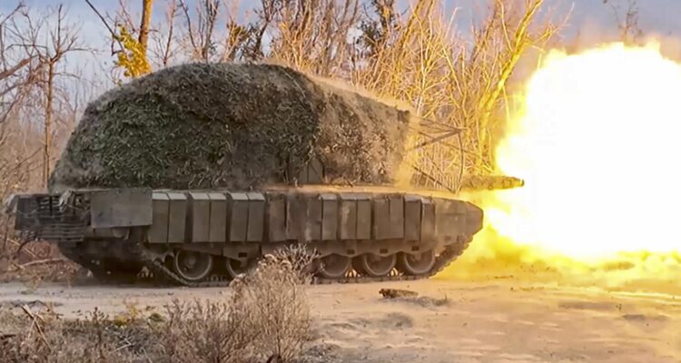 Ataque ruso con un tanque T-80BVM