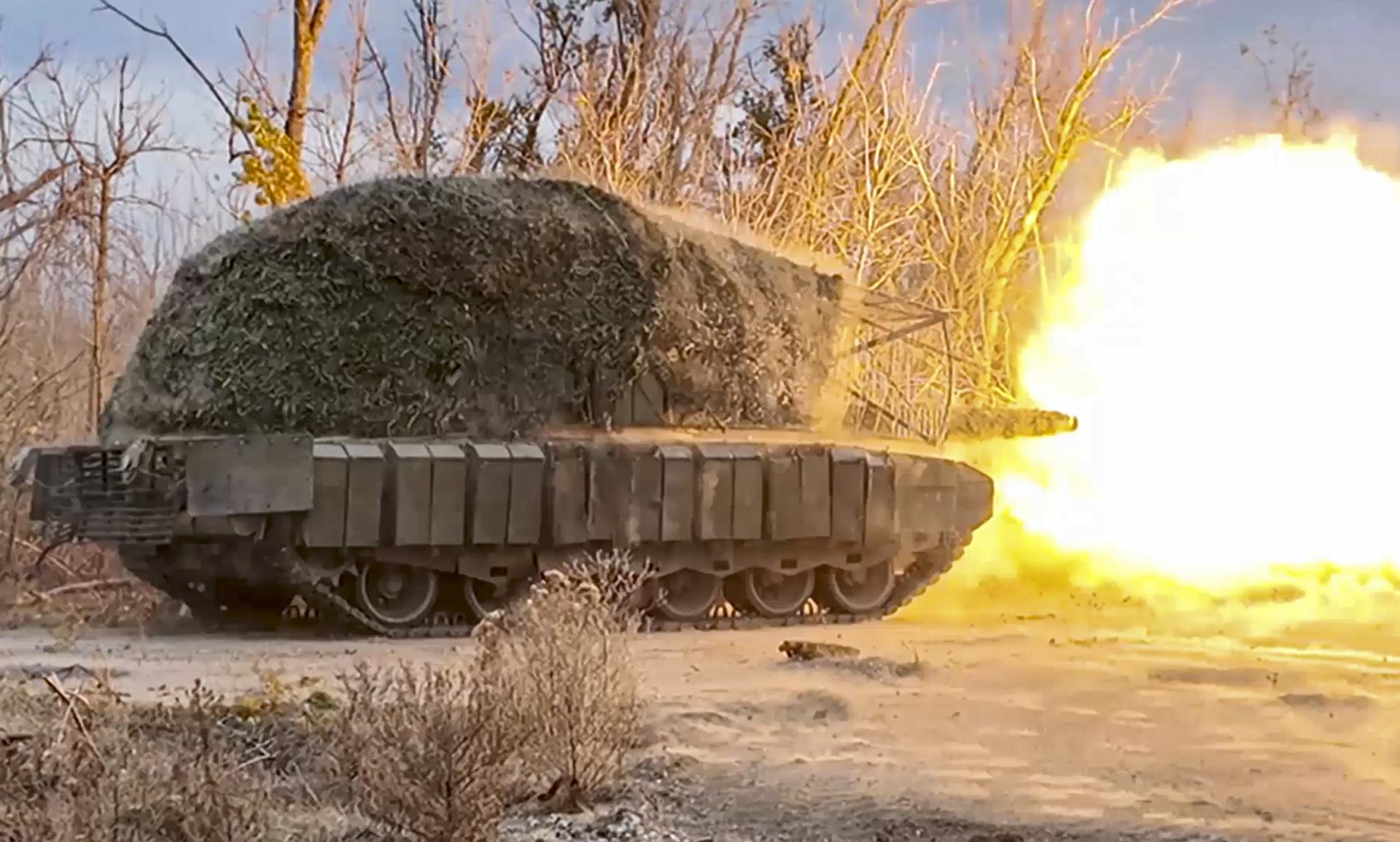Ataque ruso con un tanque T-80BVM