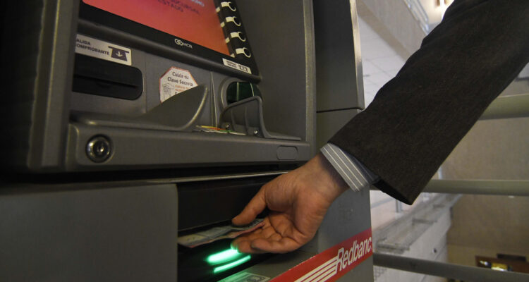 Detienen a sujeto que apuñaló a persona mientras sacaba dinero de un cajero en La Florida