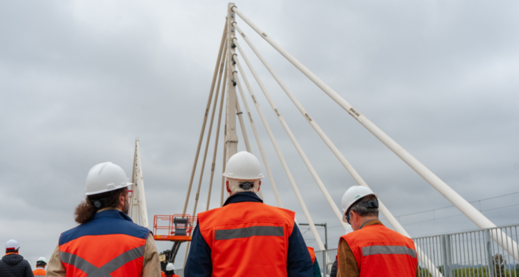 Autoridades inspeccionando avances de nuevo Puente Ferroviario