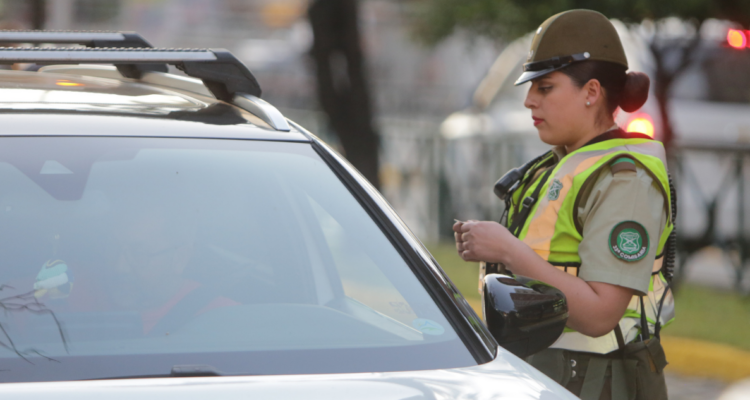 Avanza proyecto de ley que penaliza fuga de un control policial: penas irían de 41 días a 5 años