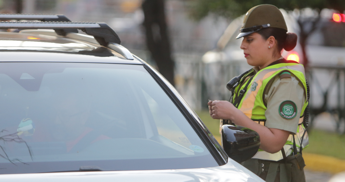 Avanza proyecto de ley que penaliza fuga de un control policial: penas irían de 41 días a 5 años