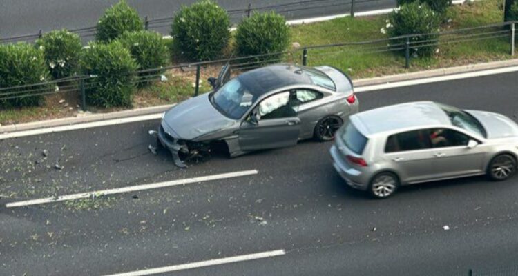 Chofer se da a la fuga tras chocar con los jardínes de la avenida Kennedy en Las Condes