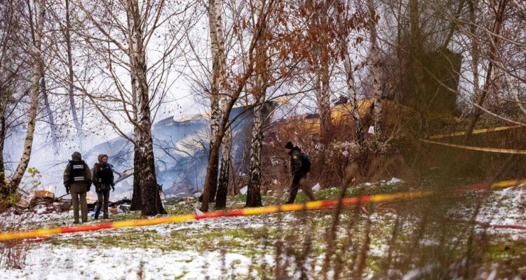 Un muerto luego que avión se estrellara contra edificio en Lituania: no descartan atentado terrorista