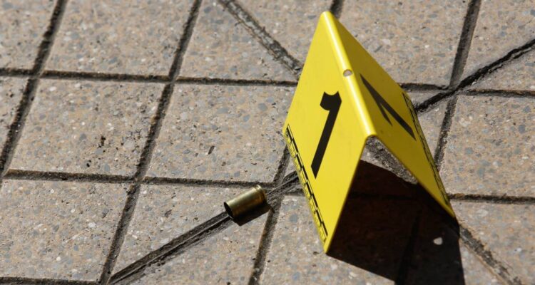 Adolescente recibe bala loca en vía pública de Quilicura