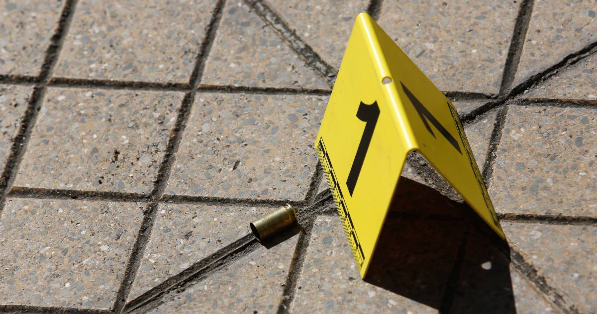 Adolescente recibe bala loca en vía pública de Quilicura