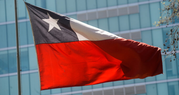 Informe de la OCDE afirma que Chile es el país donde más cayó la recaudación de impuestos en 2023