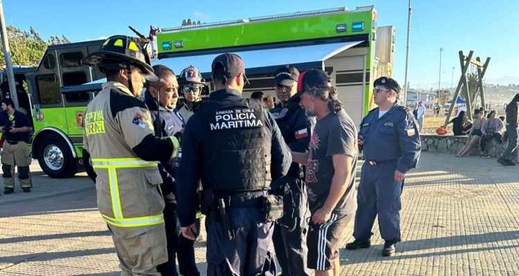 Buscan a bañista desaparecido que fue arrastrado por una ola en Playa Blanca de Coronel