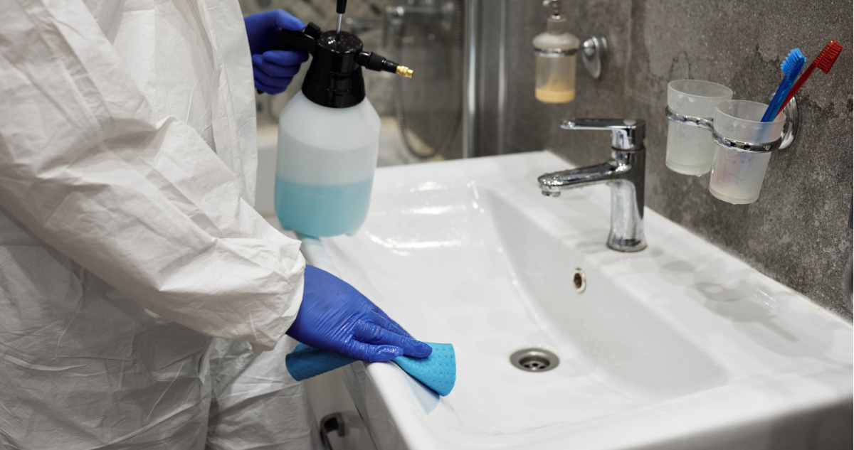 Fotografía de persona haciendo aseo en un baño público