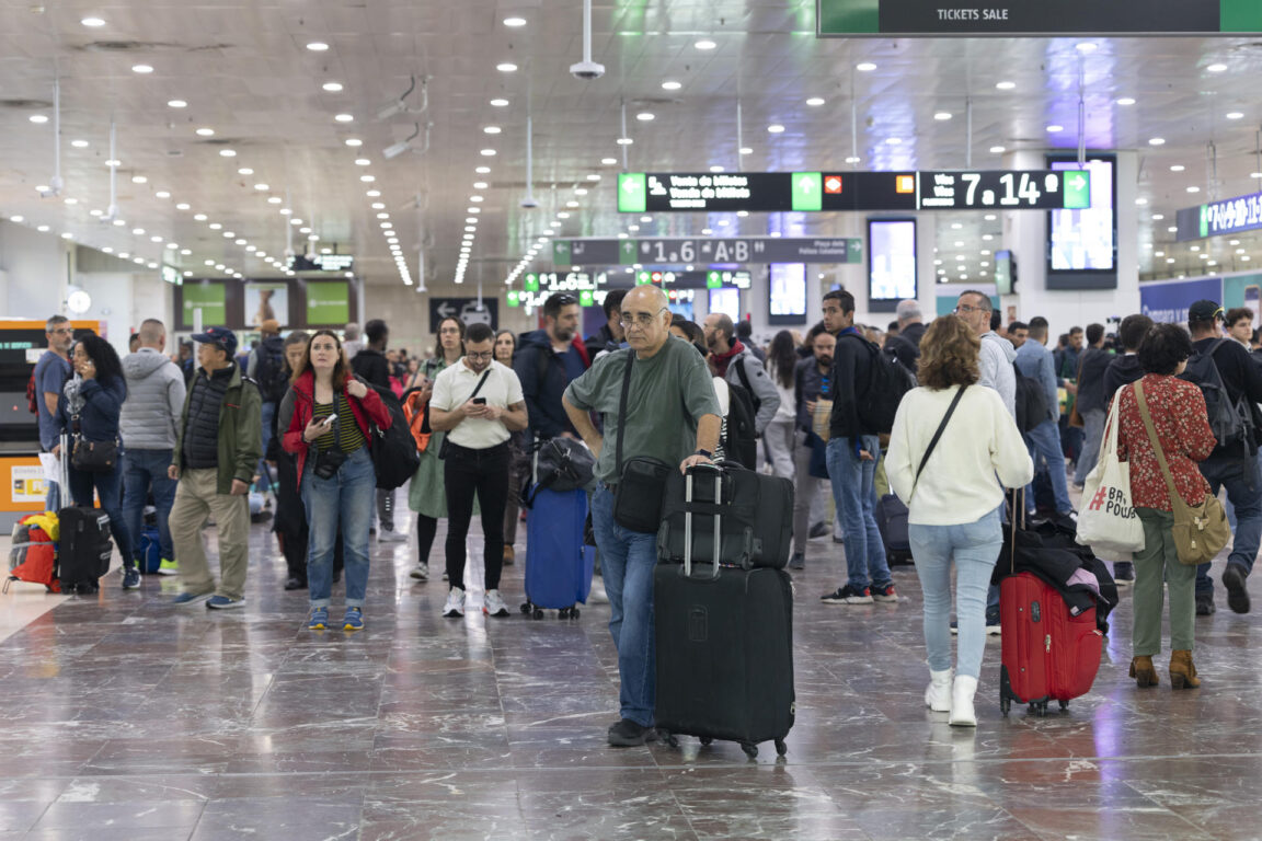 pasajeros esperan en la Estación de Sants de Barcelona