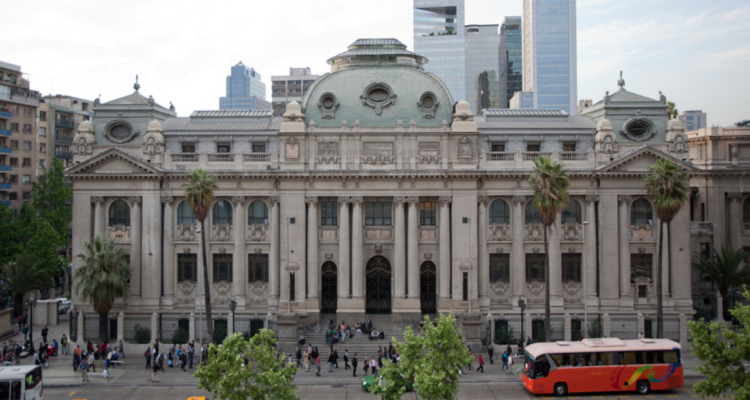 Vigilante frustra a tiros un intento de robo de bronce en la Biblioteca Nacional
