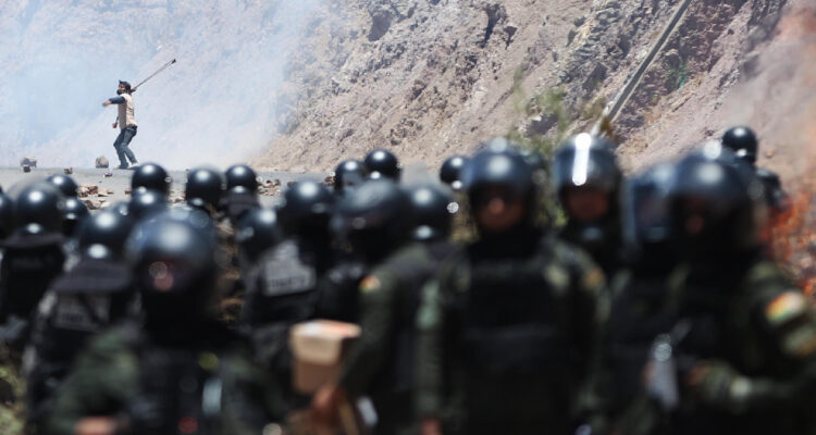 Tensiones en Bolivia: partidarios de Evo Morales retienen a 200 militares tras asalto a tres cuarteles