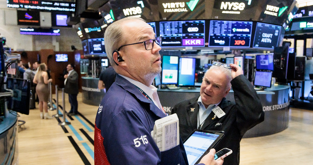 Mientras estadounidenses acuden a las urnas, Wall Street abrió en verde y sin grandes cambios