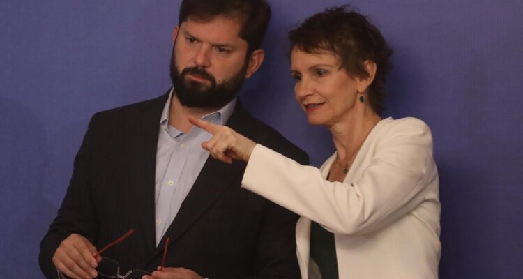 El Presidente de la República, Gabriel Boric Font, junto a la ministra del Interior y Seguridad Pública, Carolina Tohá.