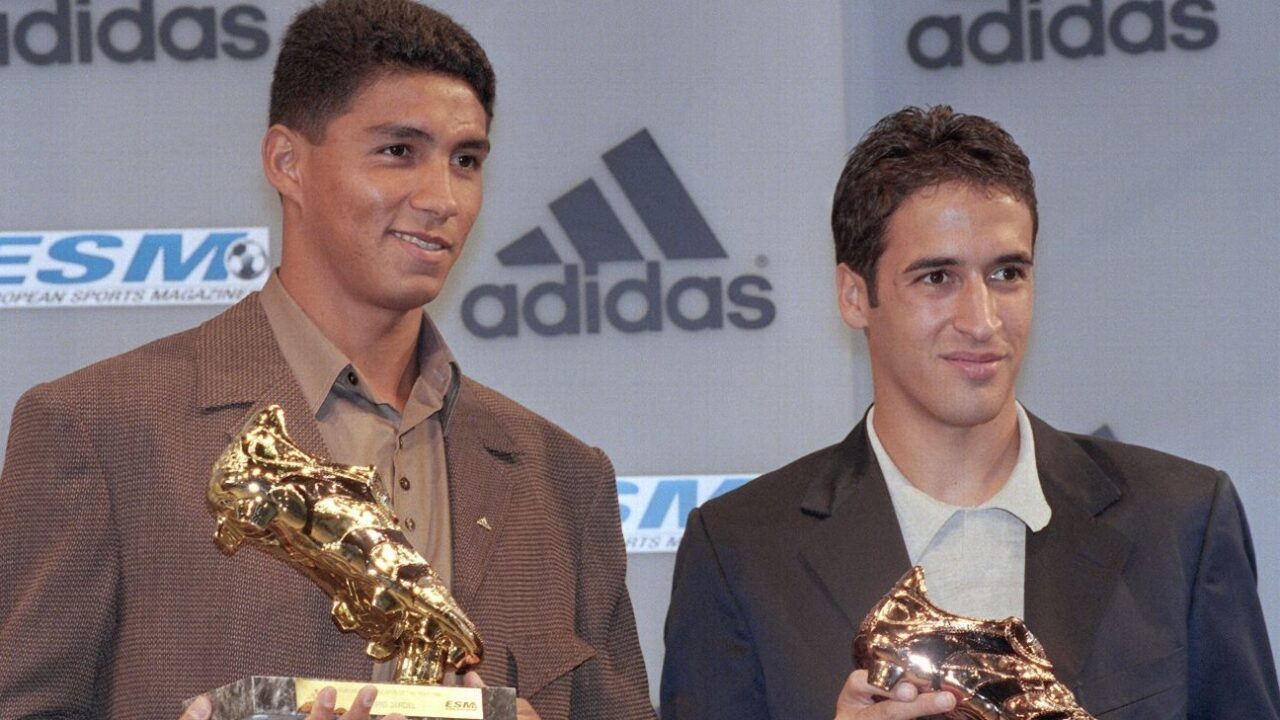 Mario Jardel recibe la Bota de Oro en 1998. A su lado, Raúl (Real Madrid) con la de plata.