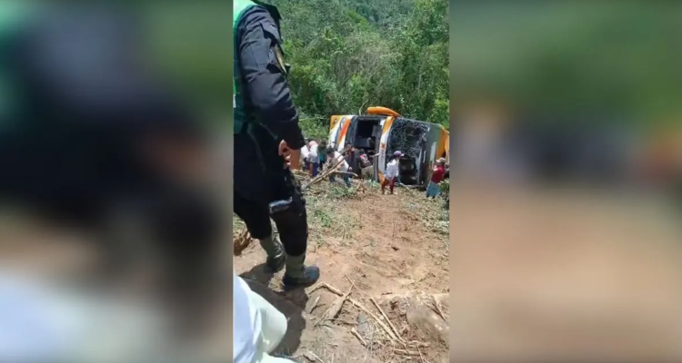 Suben a 11 los muertos tras accidente de bus con escolares que cayó por un precipicio en Perú