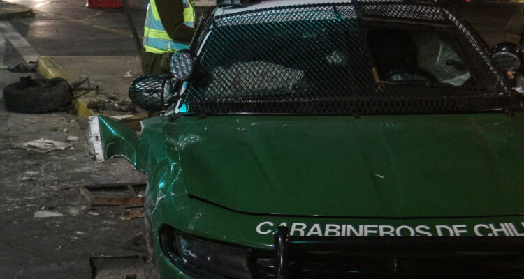 Hombre de 19 años colisiona patrulla de carabineros: no tenía licencia y dio positivo a tres drogas
