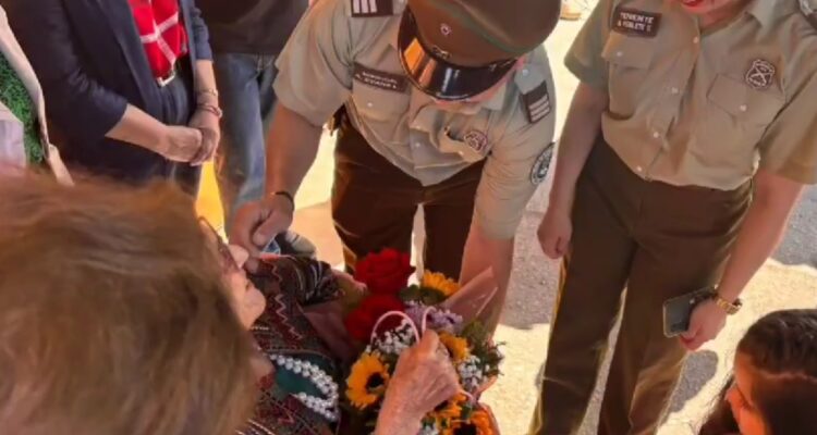 Con Orfeón incluido: Carabineros celebra a longeva vecina que cumplió 101 años en Concepción