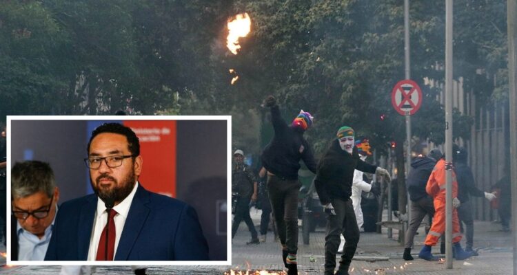 Ministro Cataldo rechaza idea de excluir de la gratuidad a alumnos sancionados por Ley Aula Segura