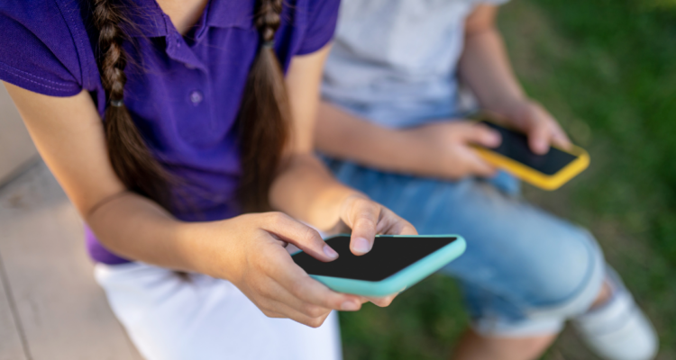 Qué dice la ley que prohíbe uso de celulares en menores de 16 años en Australia y cómo la harán valer