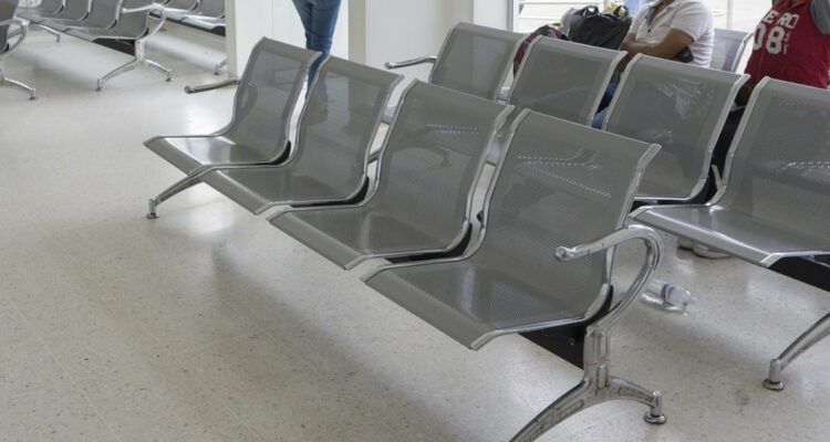 Usuario acusa que le bloquearon atención en una clínica de Los Ángeles por tener supuesta deuda