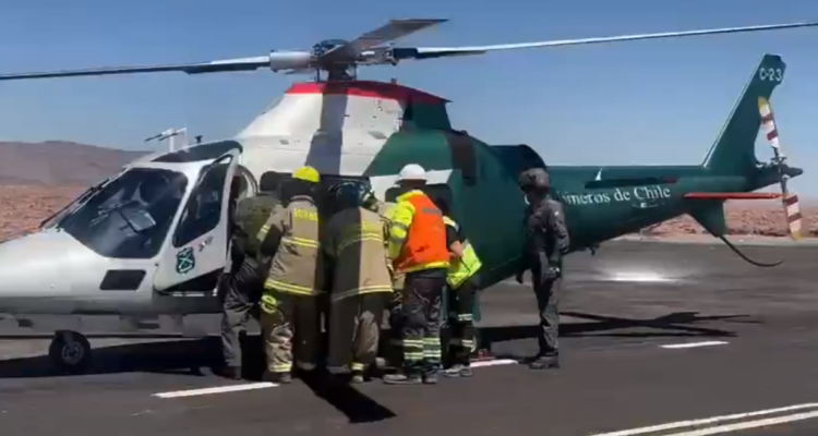 Personal policial ayudando a persona lesionada en colisión en Pozo Almonte