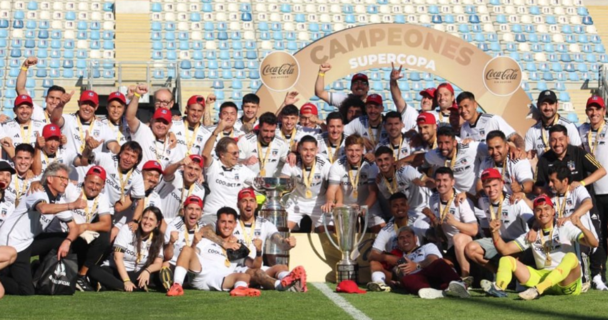 Colo Colo levantando la Supercopa ante Huachipato
