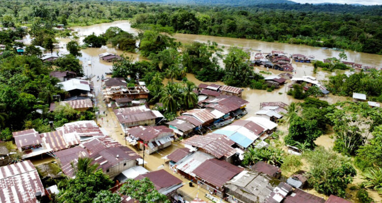 Graves inundaciones tras fuertes lluvias llevan a Petro a declarar situación de desastre en Colombia