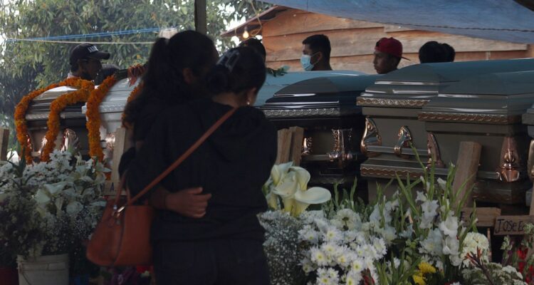 Funeral de comerciantes asesinados en México